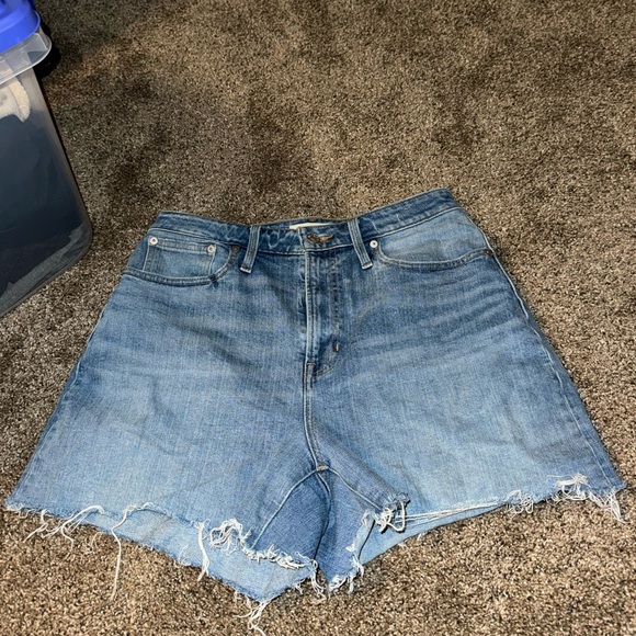 Super Cute and Comfy Madewell Jean Shorts! - Picture 1 of 4